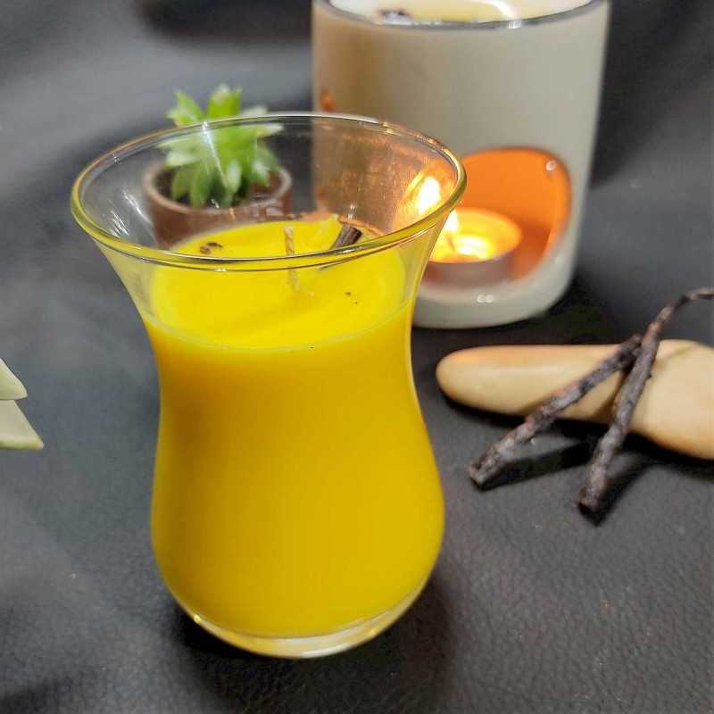 Bougie Monoï artisanale à la cire de soja et parfum de Grasse. Coulée dans un verre transparent.