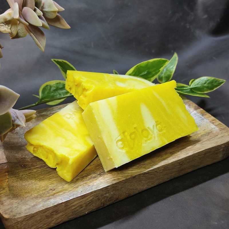 des savons artisanaux a l'huile d'olive et citron posés sur un plateau en bois. idéal pour la toilette