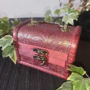 Boîte petit coffre en bois rouge