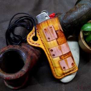 ChaKal UNIK 008 - Etui à briquet en cuir Sculpté à la main style plaques métalliques Jaune et Rosé avec effet rouille