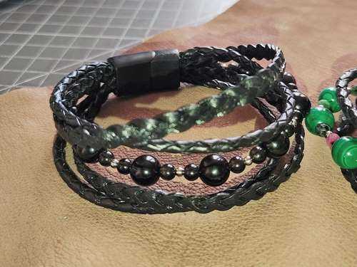 Bracelet homme en cuir de buffle tressé, fabrication artisanale francaise, avec des perles d'obsidienne naturelles, une attache en inox noire