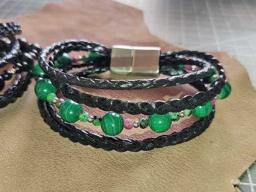 Bracelet Femme Maïya, un un de nos bracelets en cuir avec 4 tresses de cuir véritable, accompagné de vraies perles de Malachites de 8mm et petites Anyolites de 4mm et leur petites perles inox 2mm. Toujours une attache inox coulissante de qualité