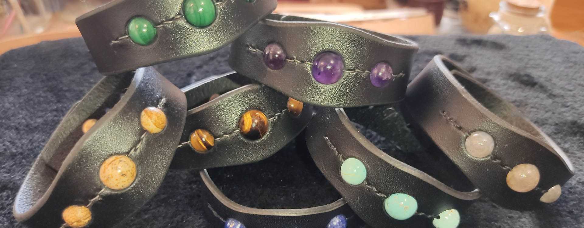 Comment choisir un bracelet en cuir orné de pierres fines ?