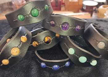 Comment choisir un bracelet en cuir orné de pierres fines ?